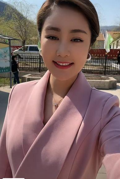 演员毕畅晒出《乡村爱情17》片场照, 网友打趣说她快胖成大脚婶了_zzd