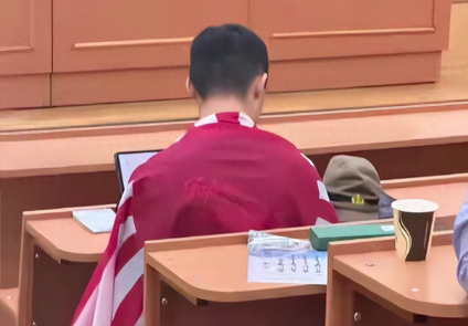 莫大中国留学生课堂身披旭日旗被当场制止，校方启动调查，钧正平严厉谴责