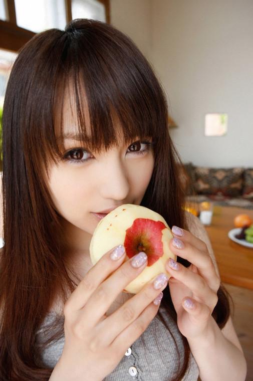 文章中心 美女欣赏 日本清纯妹妹吃个苹果都那么诱人!