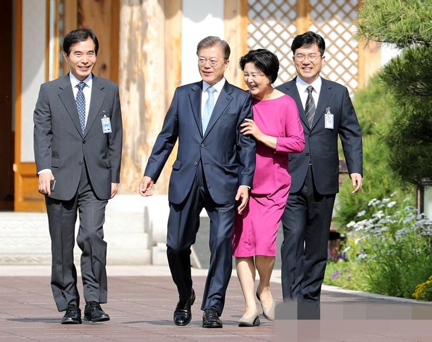 韩国新总统文在寅"上班路 第一夫人出门相送 为民馆上班[组图]