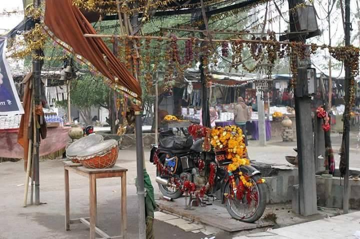 一架摩托被印度阿三供奉成神, 信徒为其修寺庙