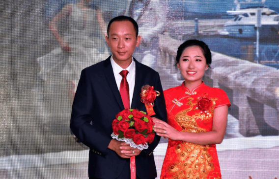 北京一对白领, 婚礼一结束, 马上帮着收拾碗筷
