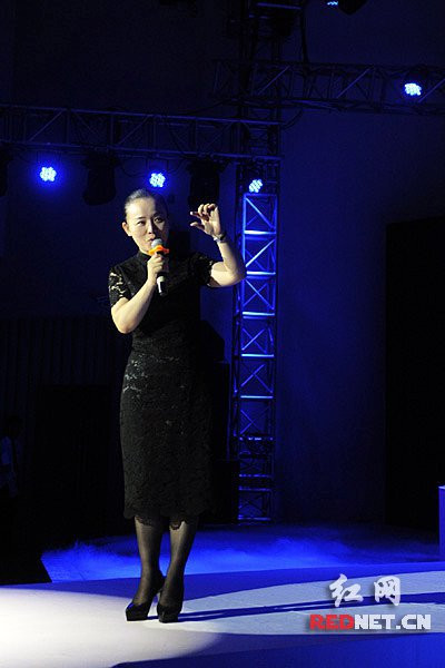 红网长沙 6 月 16 日讯(时刻新闻记者 刘玉先)" 阿婆,您在织什么呀?