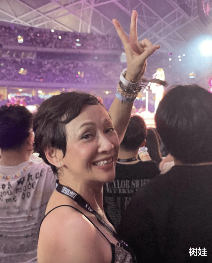 64岁余安安看TaylorSwift巡演, 吊带配热裤活力十足, 同场林恬儿