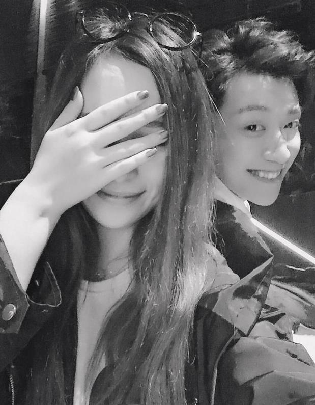 乔任梁生前女友晒恩爱照 黑白色调让人泪目