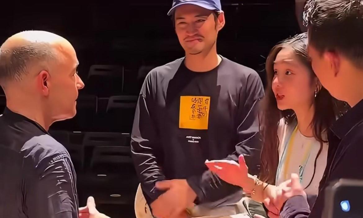 黄多多对路人冷淡对外国人微笑：两种态度该怎么看