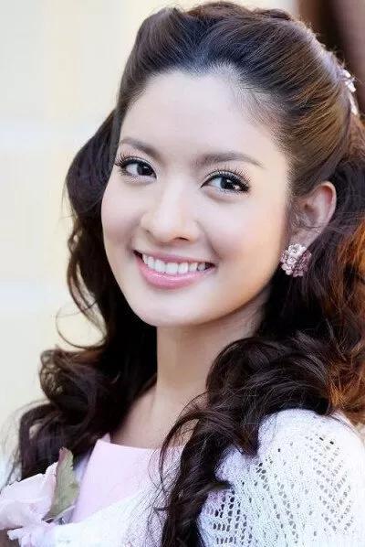 泰国演员aff: 富二代老公出轨女主播, 6年婚姻破裂, 独自抚养女儿