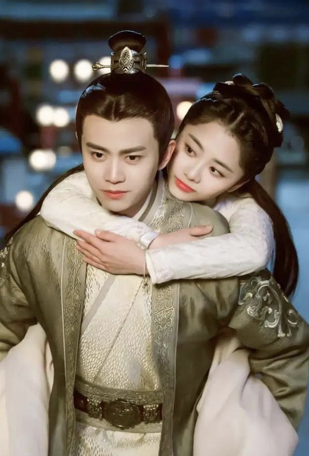 �μ��׾��е�Ů�����ǶԱ�!