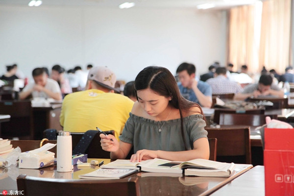 图说:学生在开着空调的学校图书馆里安静地看书学习 图片来自东方ic