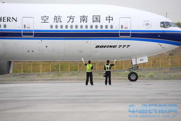 南航新疆分公司机务工作人员放行飞机(冯明远/摄)
