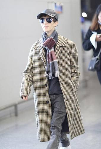 气势不能输! 郭敬明穿超长大衣面带微笑状态好