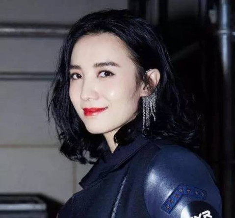 杨幂,刘诗诗都梳起了"侧露耳发", 可以带漂亮的耳坠了