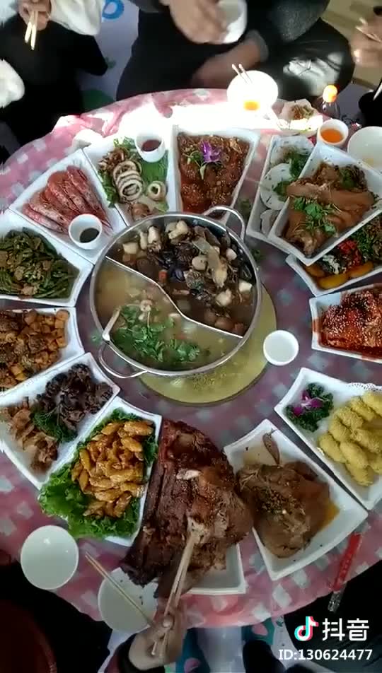 露天的流水席更有家乡农村的味道 打开 杨光,条子,曹大壮还有倒霉娘