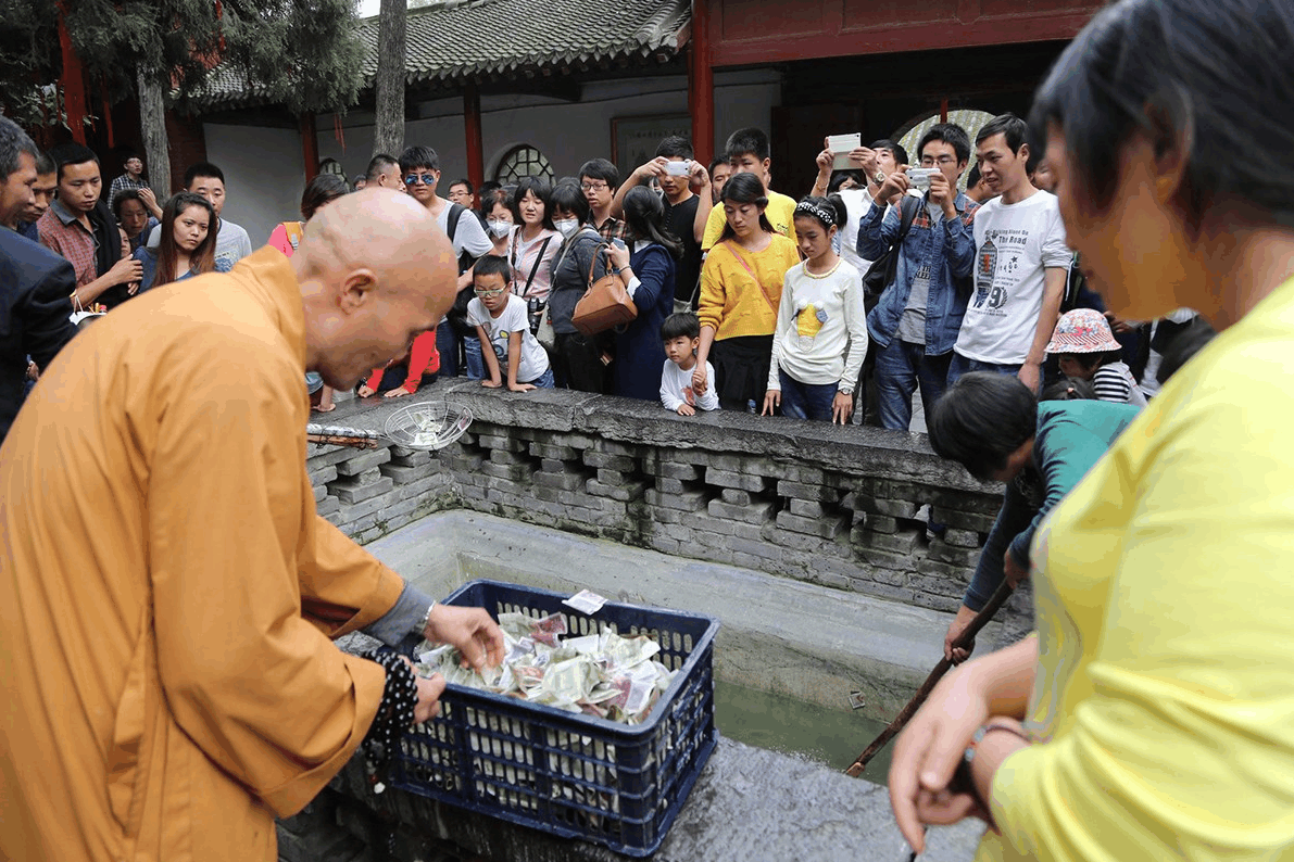 国内最能赚钱的8大佛寺, 许愿池日捞人民币8箱以上