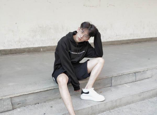 抖音上超火的小哥哥费启鸣! 和他一个学校的妹