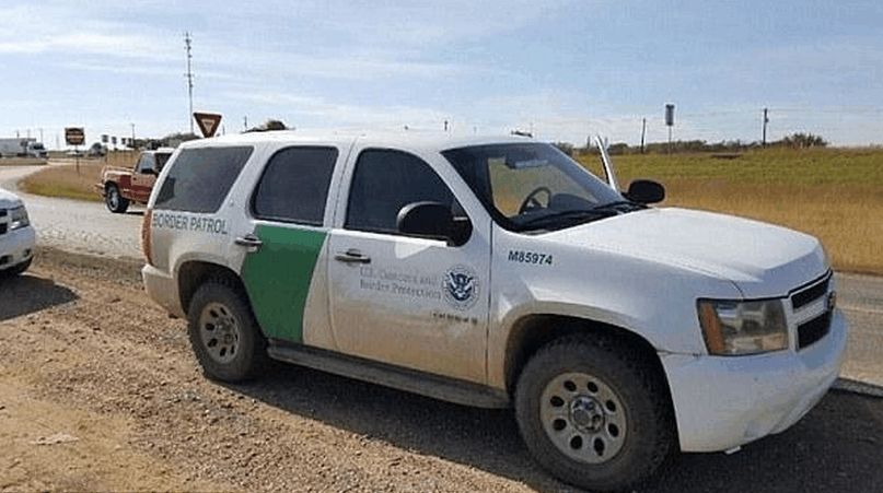 这是一辆伪装成边防巡逻车的蛇头偷渡车辆.