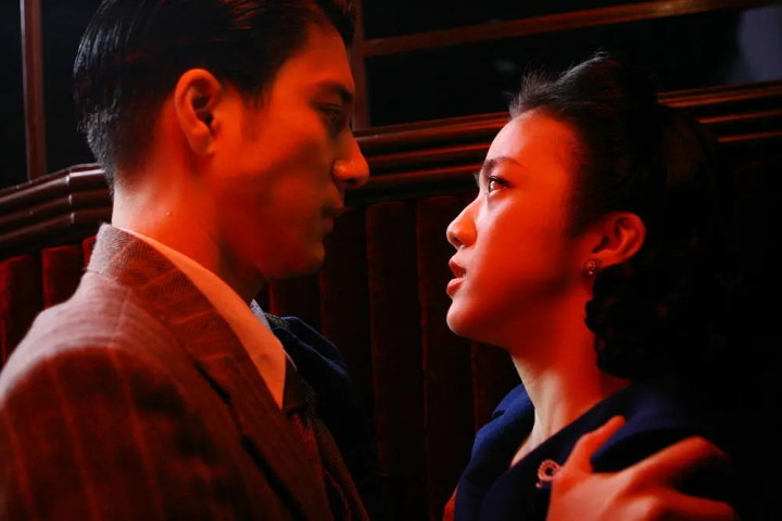 ��Ӱ��ɫ�䡷: Ů��, �����׸ж�