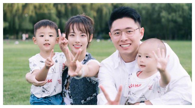 王思聪见证买超与美女约会出轨, 北电女学生疑似王思聪介绍给买超_zzd