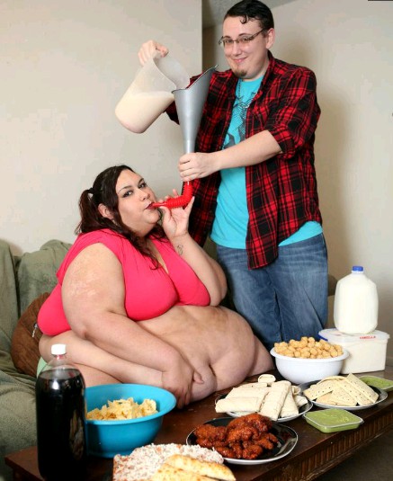 美国27岁女子重达700磅, 男友用漏斗给她喂食, 目标是长到1000磅
