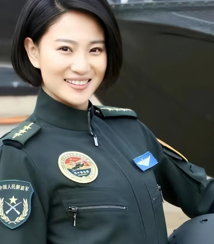 锥子脸,假鼻梁,大浓妆, 别再侮辱战士了(蒋璐霞军装照) - 聚缘娱乐网