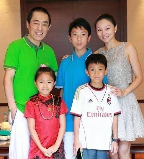 40岁陈婷晒出近照, 家人为其庆生, 女儿罕见与父母同框画面温馨_zzd