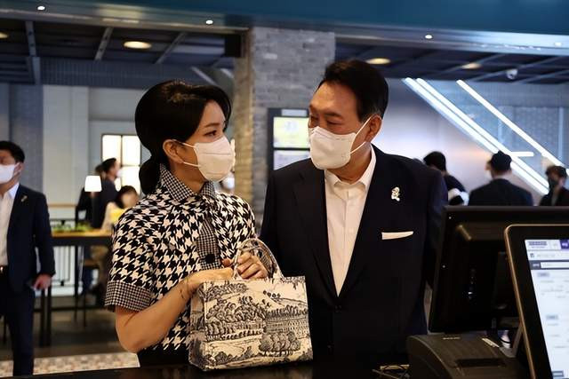 韓總統夫婦亮相看電影真甜 金建希穿千鳥格 抱著爆米花真像少女 信息峰