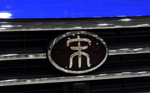 车头的标志被换上了最新的"宋"篆体车标,byd的字母标志则被安排在了前