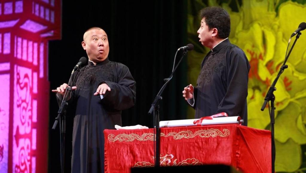 侯震拿着棍子满场追着打 打开 郭德纲于谦经典相声《英国首相大师》