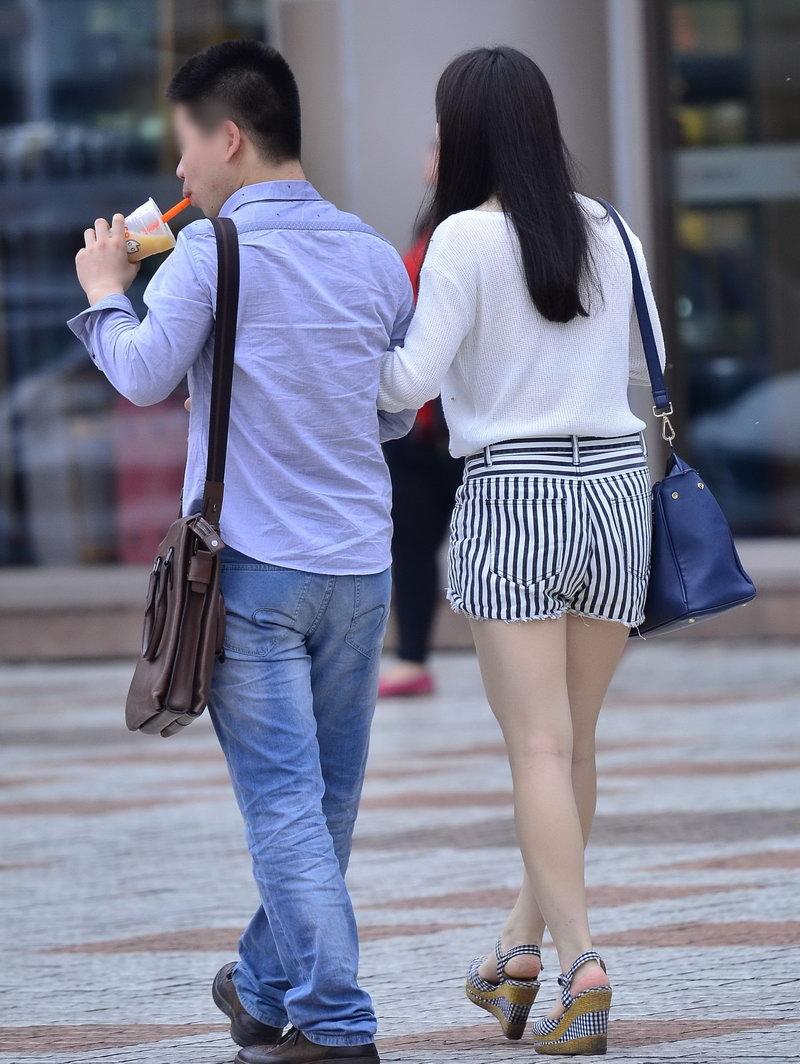 街拍纹身吸烟逛街美女,靳东牵手妻子甜蜜逛街