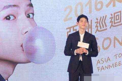 宋仲基谈到宋慧乔, 笑称第一次结婚很紧张