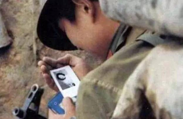老照片 1個正在服務美軍喝酒的日本婦女 1位即將出征南疆的戰士 信息峰