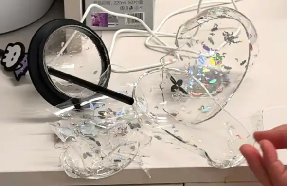 茉莉奶白联名杯冷水冲洗炸裂，致人血管破裂住院：标注0-100℃竟失灵