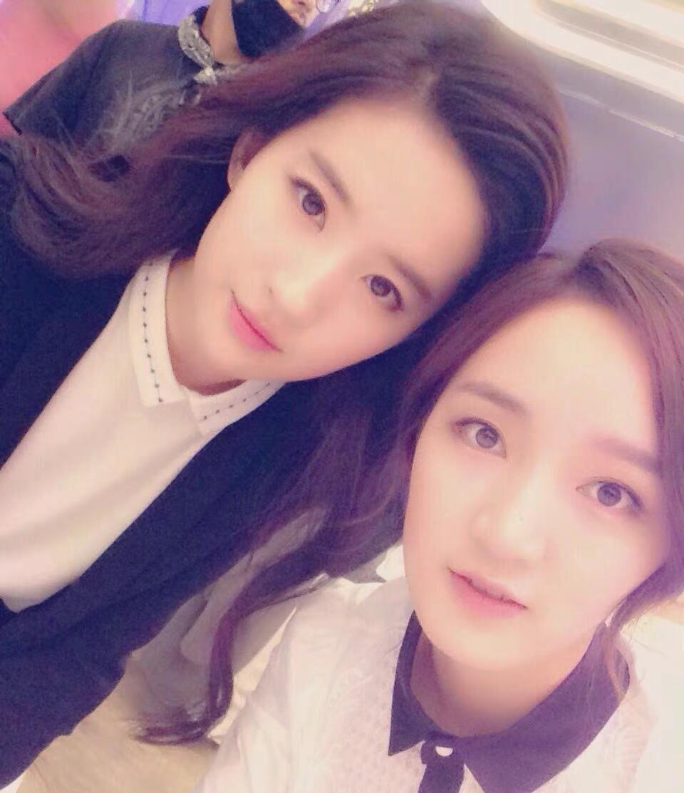 刘亦菲孟佳咖啡店聚会, 临别时拥抱关系好好, 俩人友情已有8年_zzd