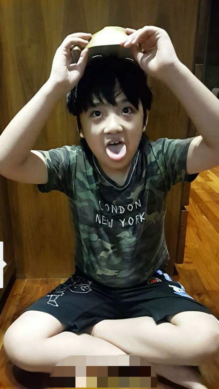 吴镇宇儿子费曼吐舌搞怪 变白胖小子萌萌哒 - 微信奴