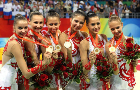 仪式的一些细节也引起了很多人的关注:为什么获奖者没有得到手捧花