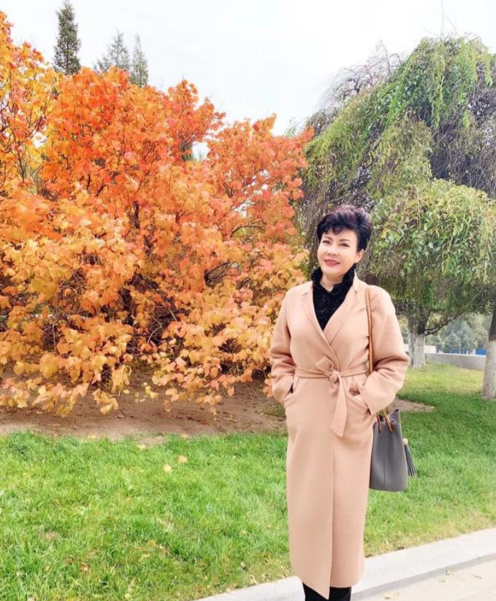 她, 中国主持第一人, 曾打破报幕“潜规则”, 为何64岁至今未嫁?(解放哈尔滨的部队)