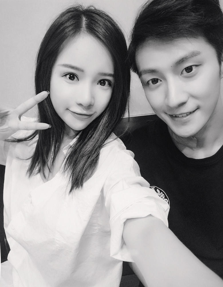 乔任梁生前女友晒恩爱照 黑白色调让人泪目