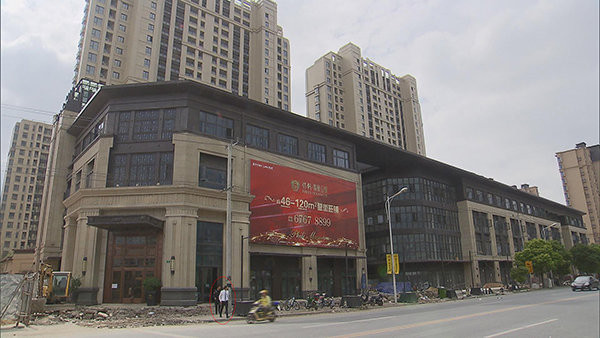 位于松江泗泾镇的保利翡丽公馆现在的建设与当初样板房大相