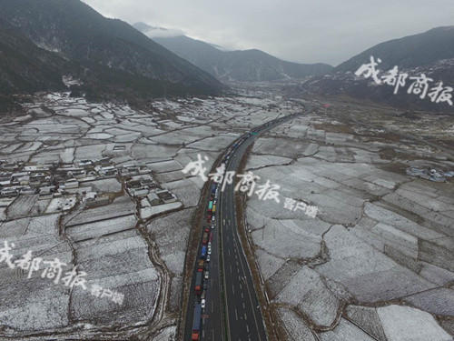 雅西高速拖乌山段降大雪 彝海收费站现3公里车龙