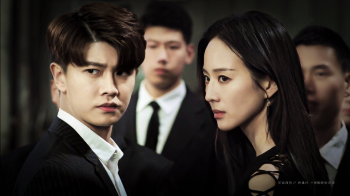 �μ��׾��е�Ů�����ǶԱ�!