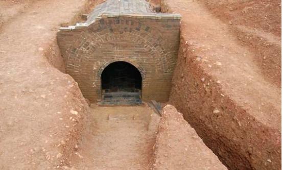 南京一明朝古墓, 挖掘时发现棺材悬浮空中, 墓主人与郑和有关