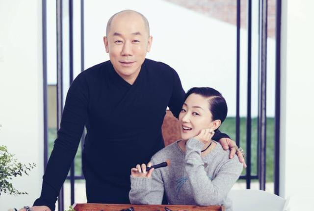 张瑶的老公叫陈科,是保利演艺公司的二当家,在圈内具有比较强势的影响
