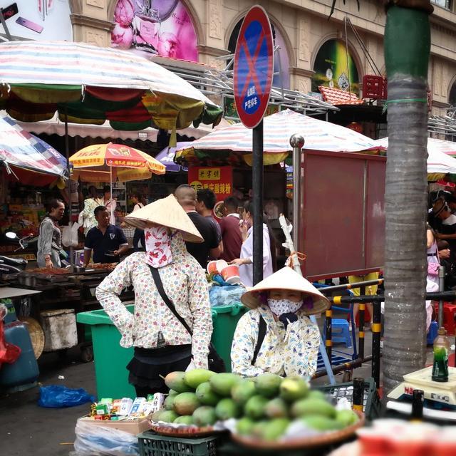 东兴口岸的朝汐越南妹