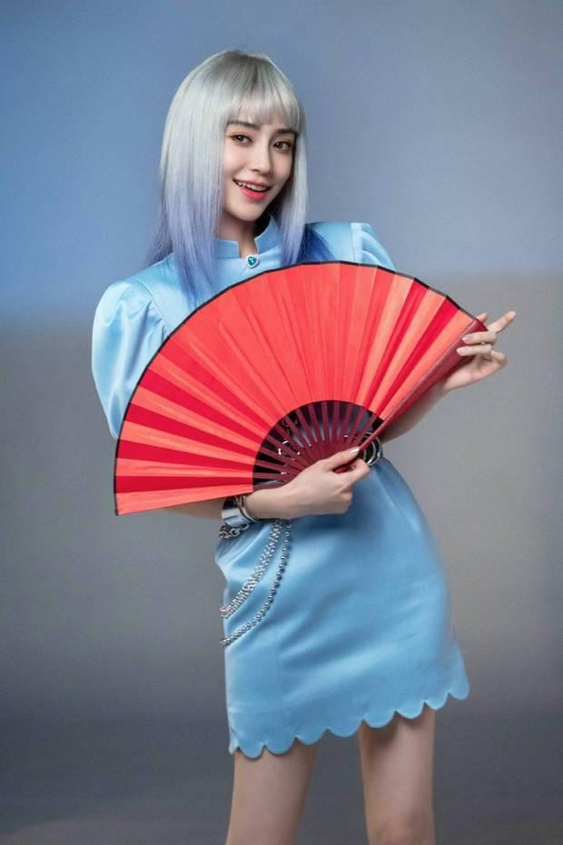 杨颖银发齐刘海造型超朋克 酷美撕漫girl灵动来袭(时尚的女明星) - 聚