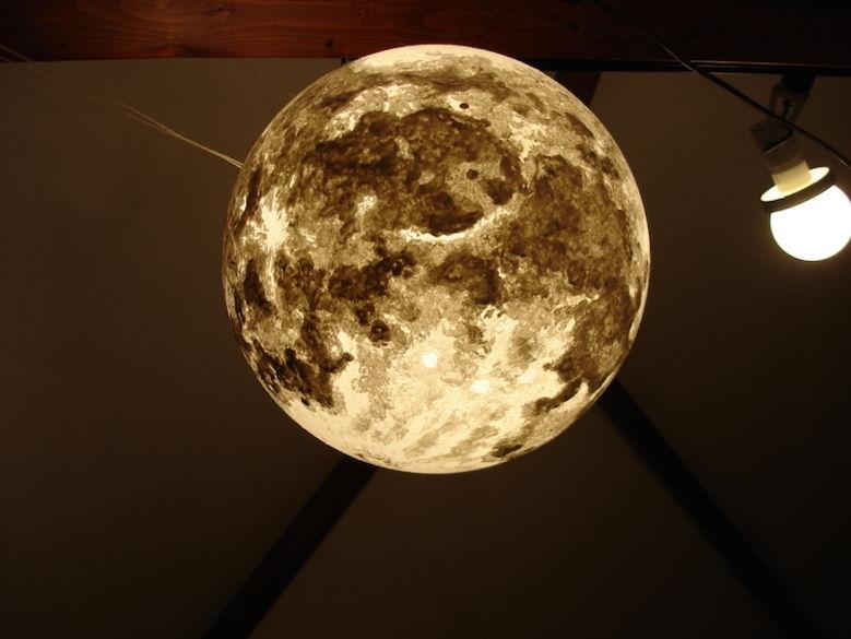 艺术家设计出行星造型的夜灯, 唯美梦幻, 仿佛能拥抱整个太阳系