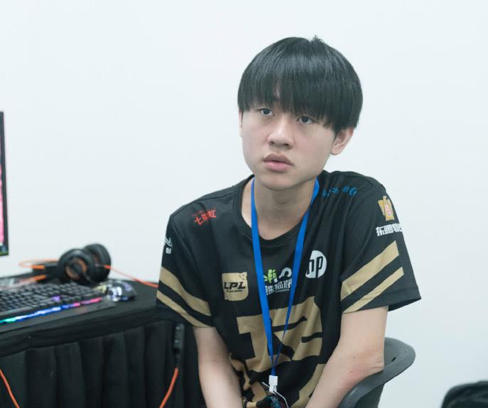 rng小虎直播暴露账号点券数量, 看到点券的那一刻, 直播炸了