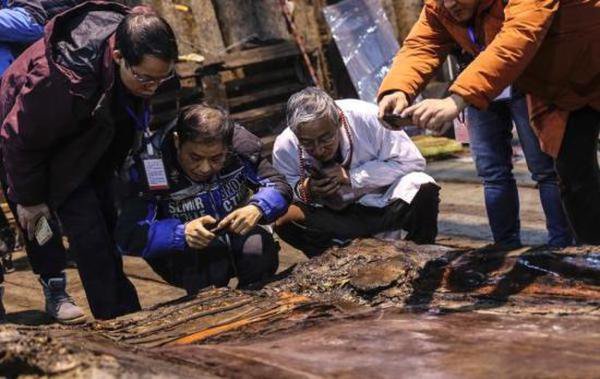 资料图:海昏侯墓主棺开启现场.