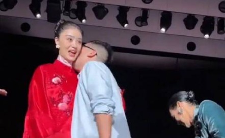 蒋欣被亲脖子后躲闪！是熟人玩笑还是越界？法律咋说