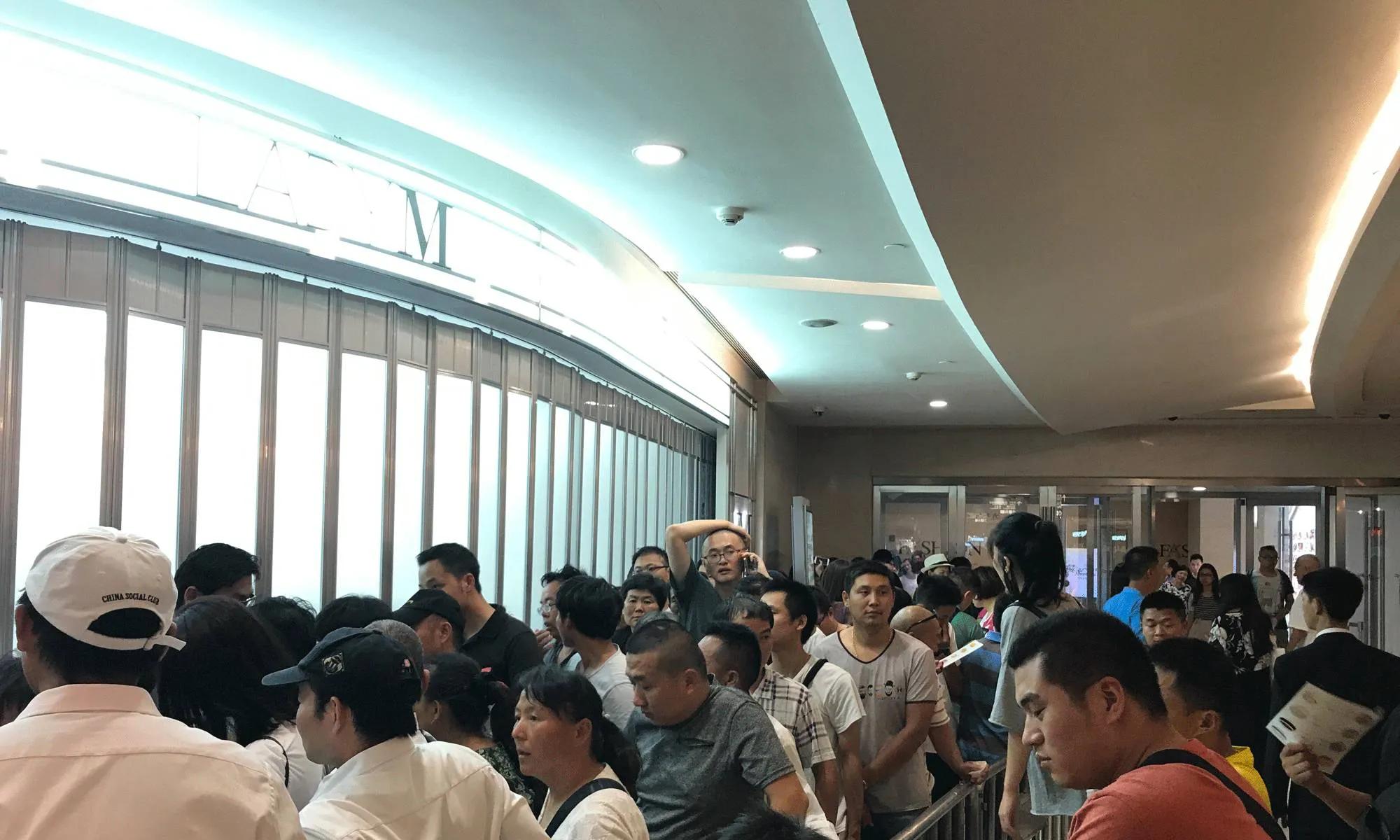 热门餐厅开门就排数百人？男子用AI抢5万空号倒卖，已刑拘