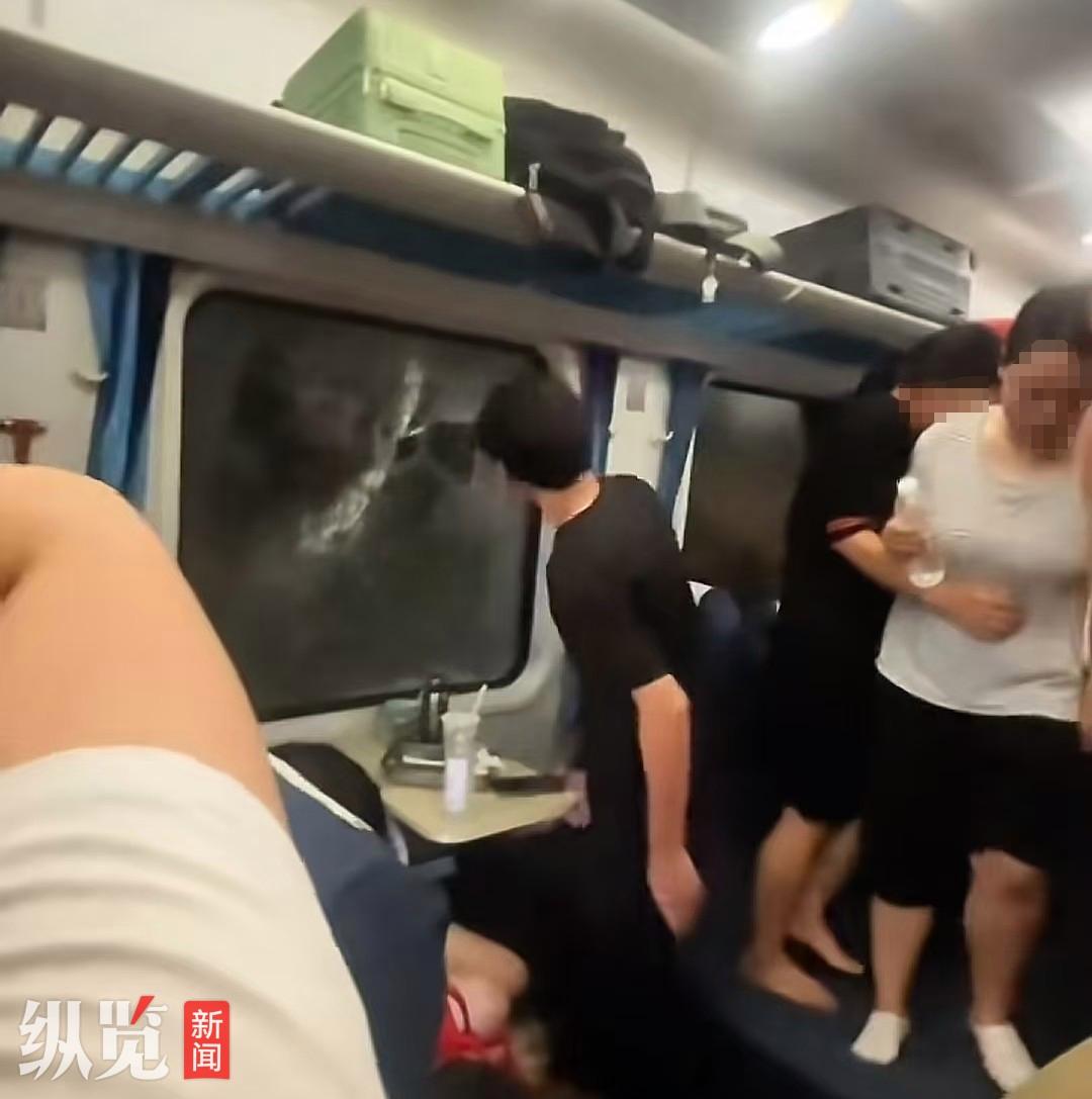 列车被撞停运3小时，乘客砸窗通风被拘？铁路公安回应